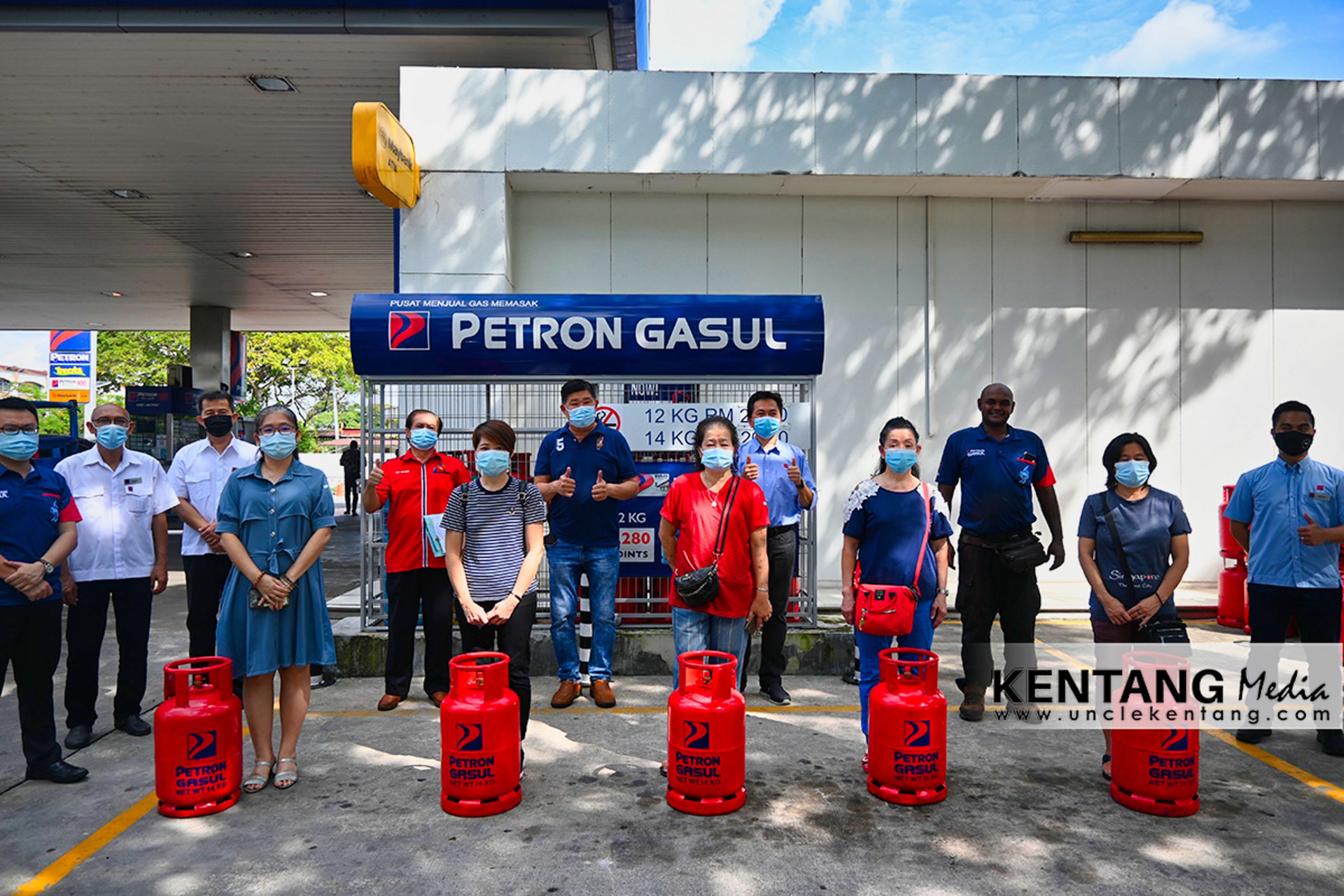 Petron Beri 100 Tong Gas Percuma Kepada Asnaf Puchong